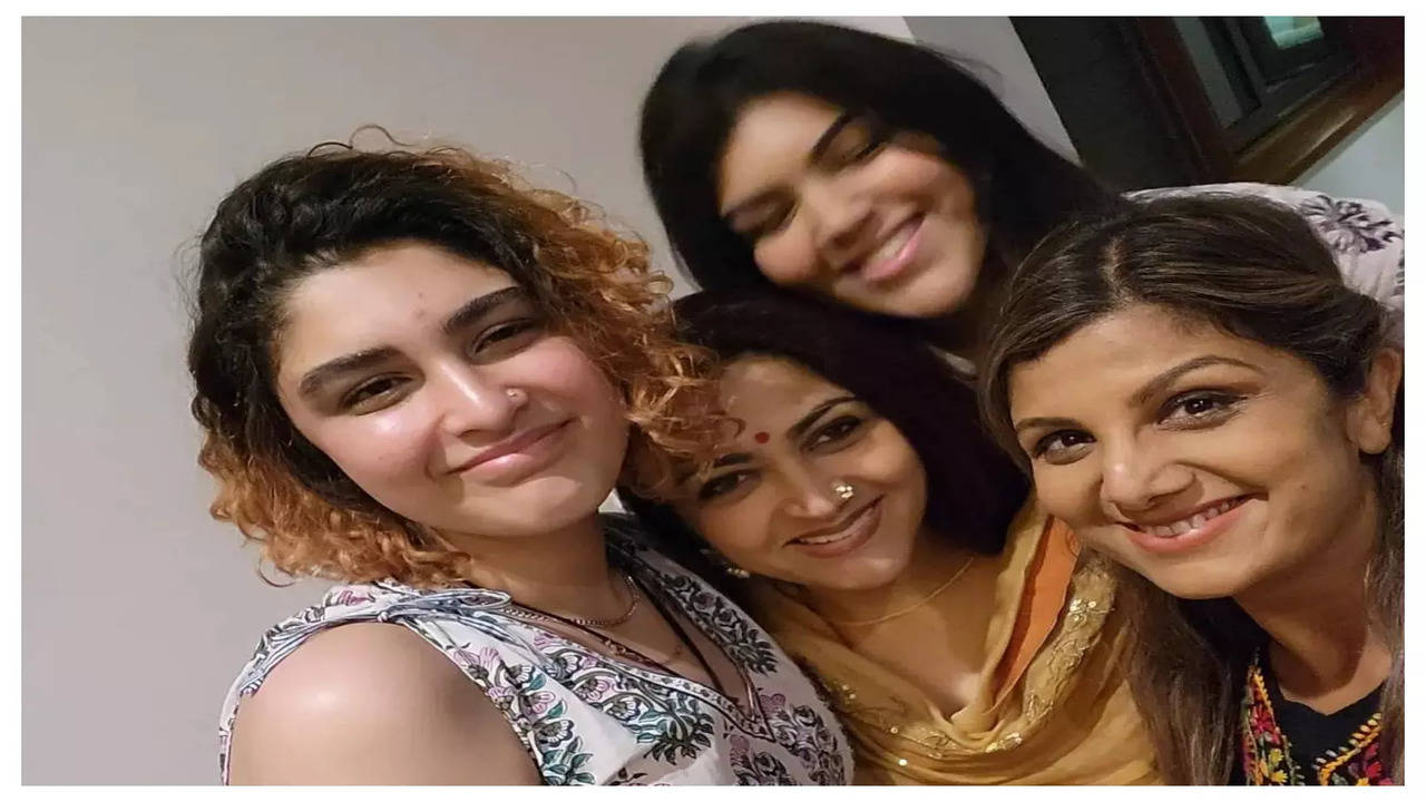 See Pics: South actresses Khusbhu Sundar and Rambha meet up | Telugu Movie  News - Times of India