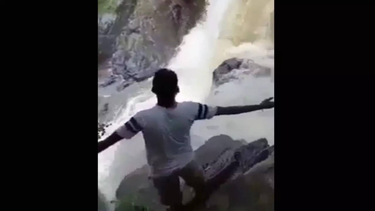 26-year-old loses balance, falls into Kodaikanal waterfall while posing for  pics