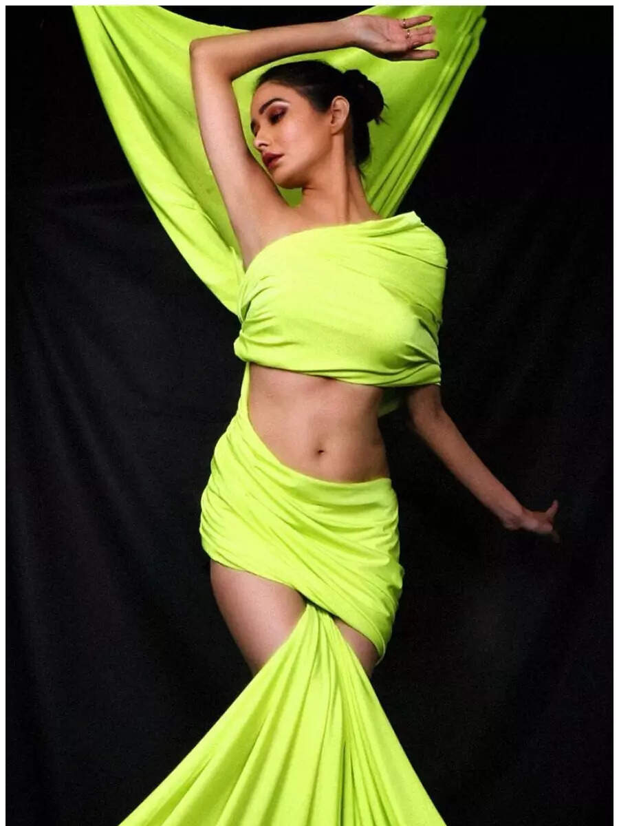 Leena jumani navel