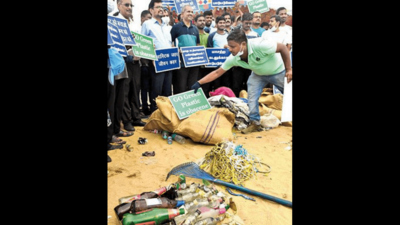 Chennai scientists collect 53 kg waste from Elliot's beach