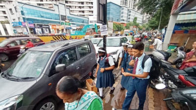 Pune: Food carts, snacks centre right in the way of pedestrians on Sinhagad Road