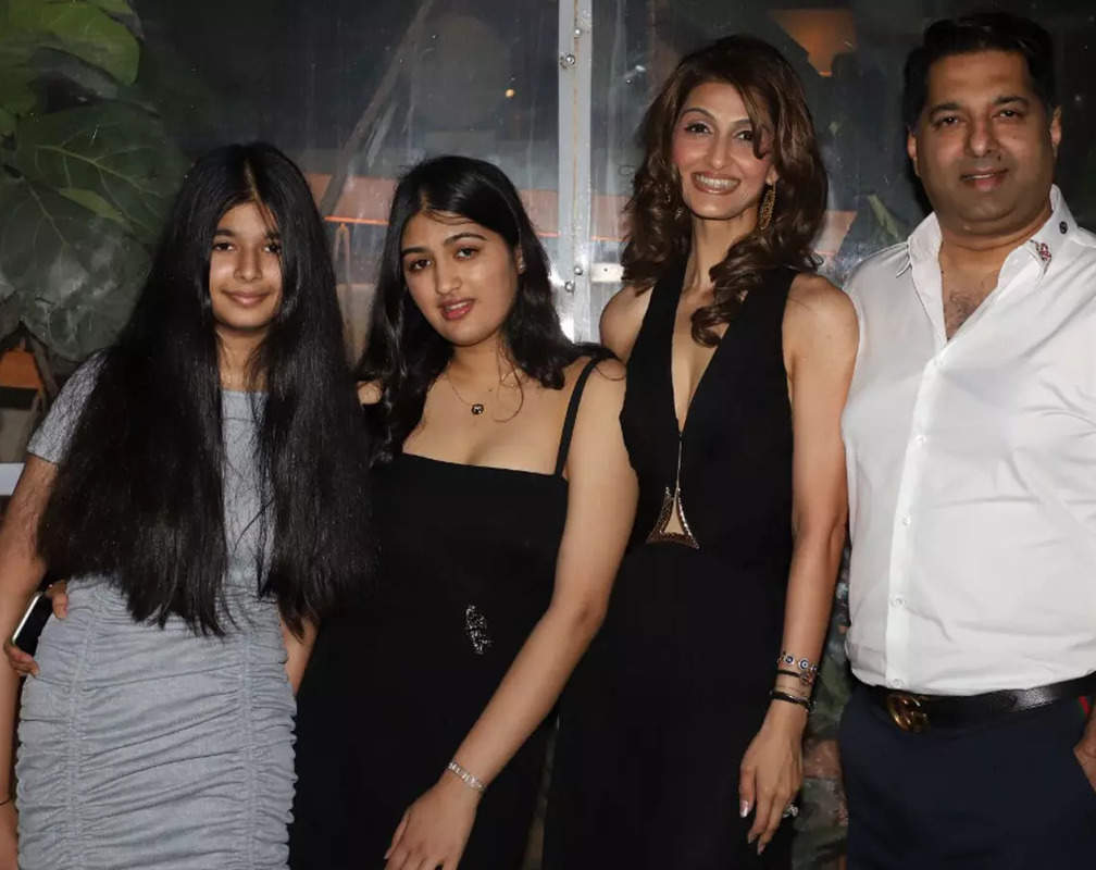 
Shilpa Shetty Kundra, Raveena Tandon, Sharman Joshi, Tanishaa Mukerji attend actress Akanksha Malhotra’s party
