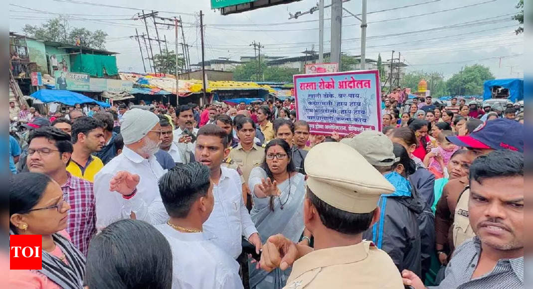 Maharashtra: Kalyan residents hold protest due to lack of water supply ...