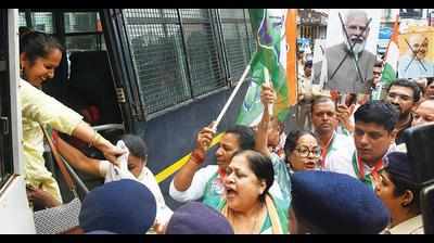 Cong workers detained during protest march