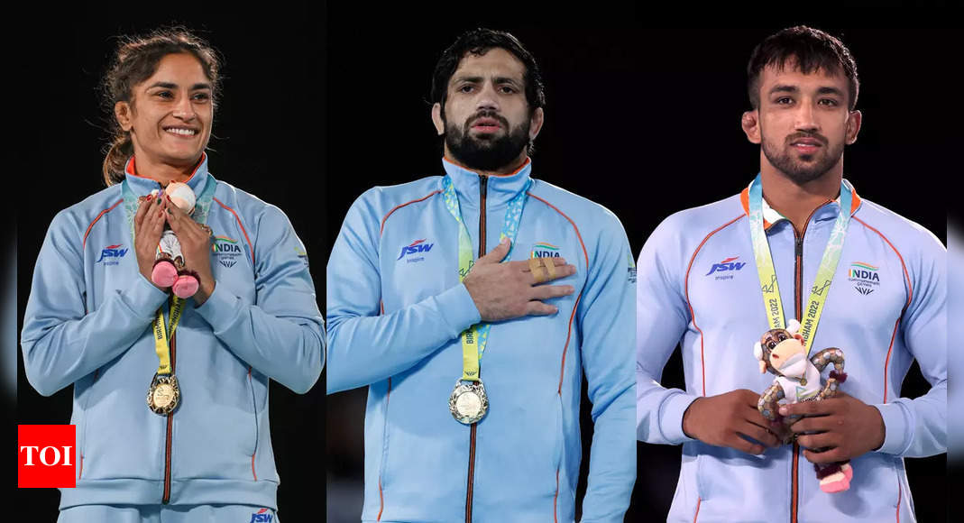 Commonwealth Games 2022 Day 9 Live Updates: Vinesh Phogat, Ravi Dahiya eye wrestling gold along with lawn bowls in Men’s Fours final  – The Times of India