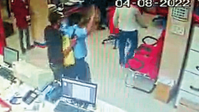 Gujarat: Five involved in daylight bank robbery nabbed