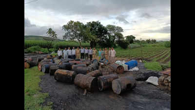 Maharashtra: Illegal liquor seized as excise and police bust 'hooch den' at Mangaonwadi in Hatkanangle