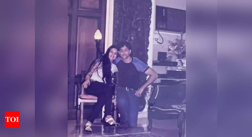 Hrithik Roshan looks unrecognizable in this rare photo with Ameesha Patel | Hindi Movie News