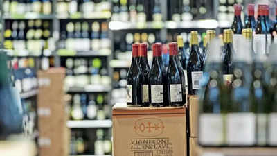 Allow private liquor vends to operate too: Traders to Delhi government