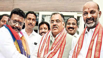 Telangana: Dasoju Sravan set to join BJP today, flies to Delhi to meet  Tarun Chugh | Hyderabad News - Times of India