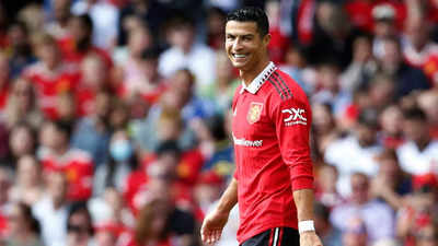 Manchester United must let Cristiano Ronaldo leave, says Wayne Rooney
