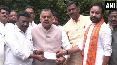 Telangana: Ex-AICC spokesperson Dasoju Sravan joins BJP