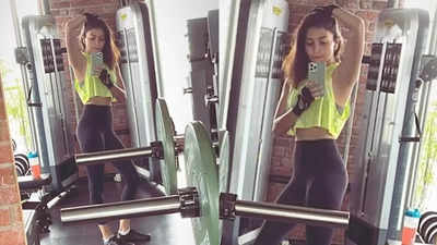 Anushka Sharma flaunts her toned physique in latest mirror selfie, says 'Mehnt karri aur show off nai kiya to kya mehnat karri'