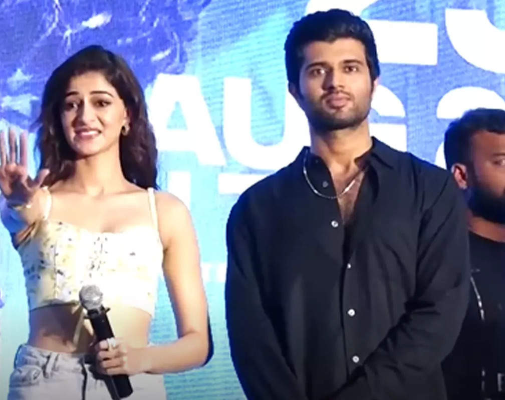 
Vijay Deverakonda forced to leave an event again, this time in Patna, due to crowd frenzy; videos surface online
