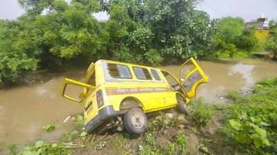 School van goes off road, 16 kids escape from drowning in ditch