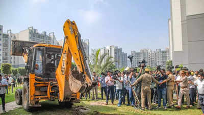 Shrikant Tyagi: Bulldozers raze parts of flat of absconding Noida BJP  leader Shrikant Tyagi | Noida News - Times of India