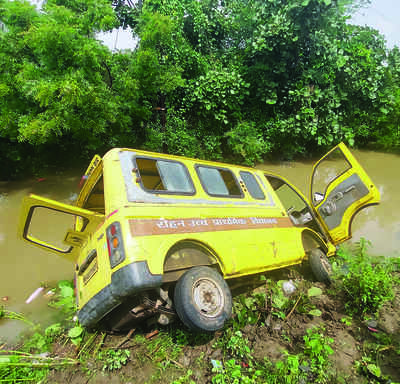 School Van Goes Off Road 16 Kids Escape From Drowning In Ditch Times Of India