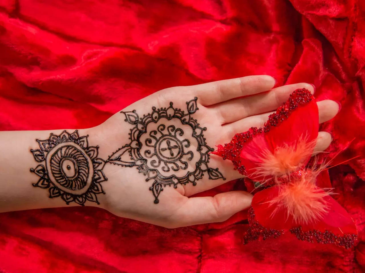 113-simple-flower-center-hand-henna | Hand henna, Cute henna, Simple hand  henna