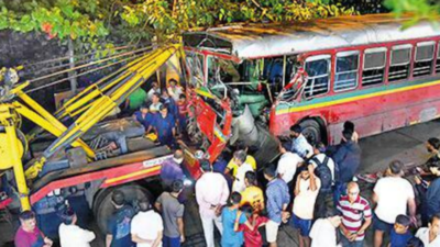 Mumbai: 5 hurt as BEST bus crashes into tree