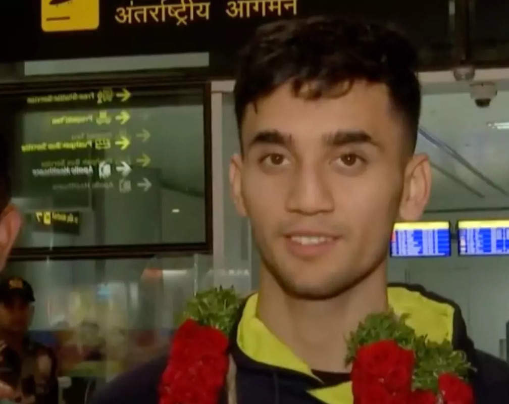 
CWG 2022: Indian shuttler Lakshya Sen receives warm welcome on his arrival at Hyderabad airport

