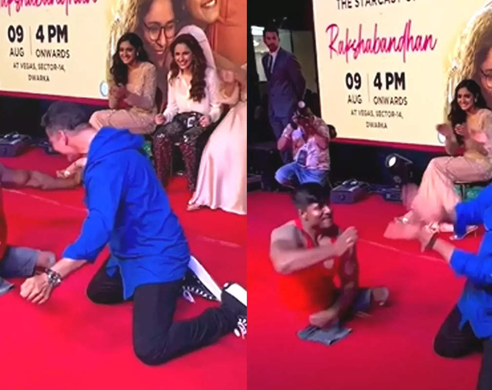 
Akshay Kumar wins hearts as he dances with his specially-abled fan
