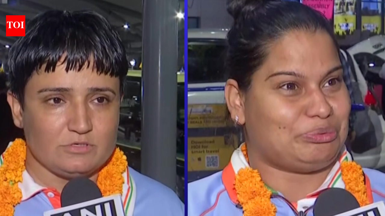 Shot put para athletes Sharmila and Poonam arrive at Delhi airport