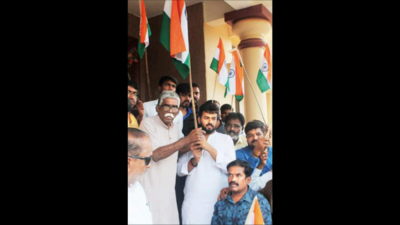 Hubballi: Congress members offer khadi tricolour to RSS