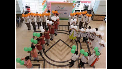 City hospital celebrates I- Day by forming a human chain and organising a blood donation drive