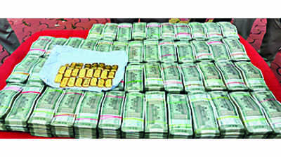 1.22 crore cash & 2.2kg gold seized from duo in Silk City