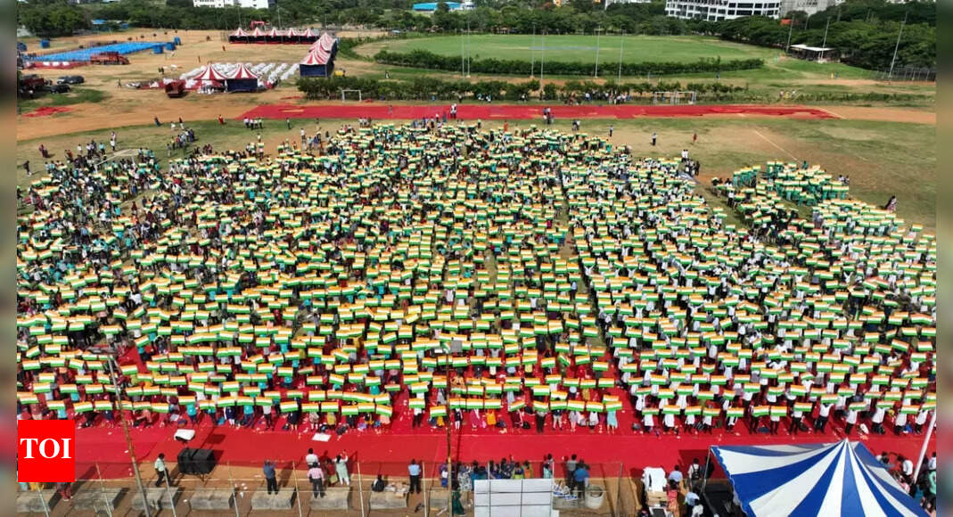 Tamil Nadu: Saveetha institute sets world record with 5,000 tricolour ...