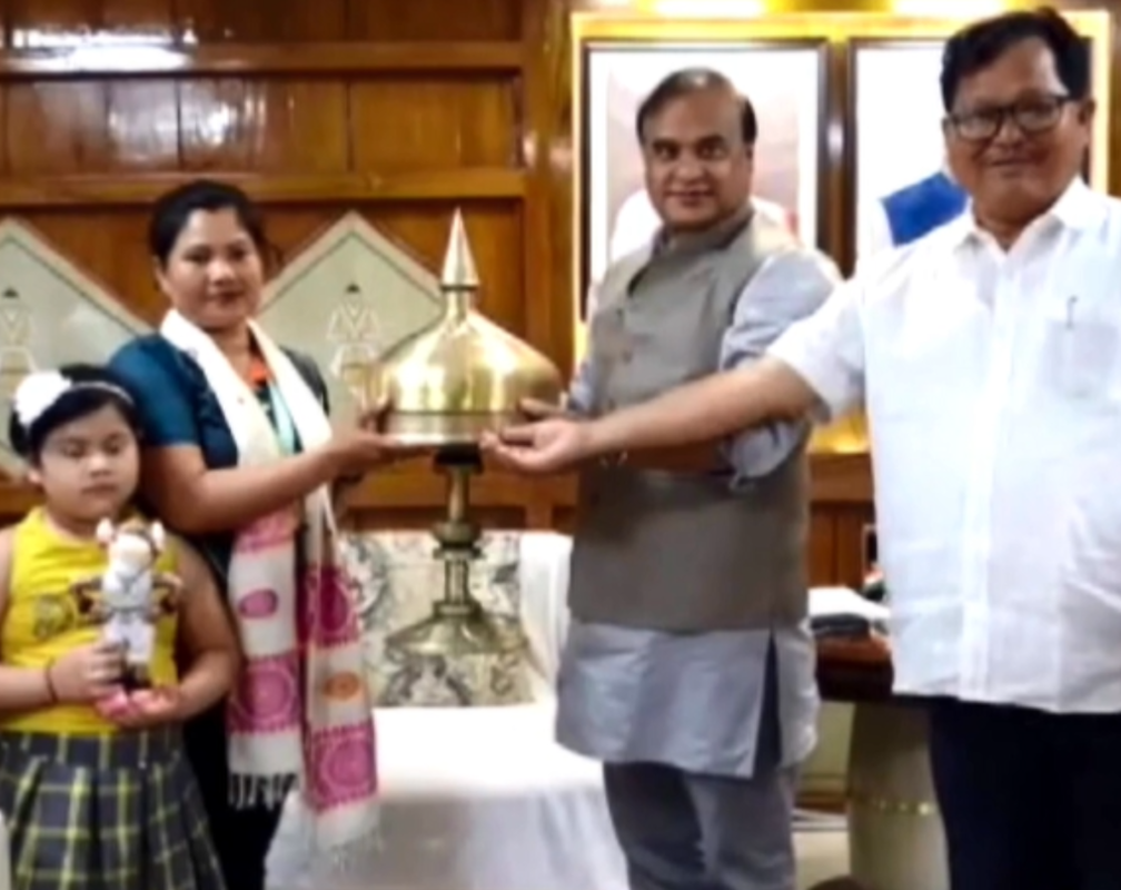 
Assam: CM Sarma felicitates CWG ‘22 gold medallist Nayanmoni Saikia
