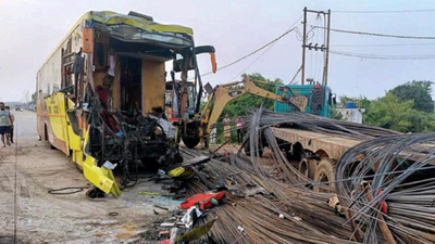 Lucknow: Sleeper bus rams into truck near Golf City, passenger dies