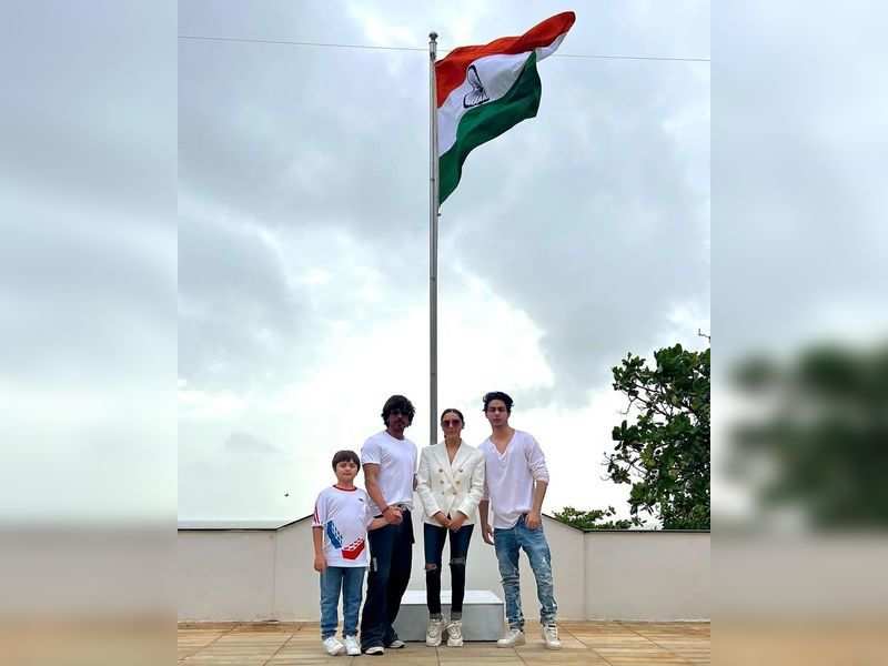 Shah Rukh Khan celebrates Independence Day with his wife Gauri and kids Aryan and AbRam