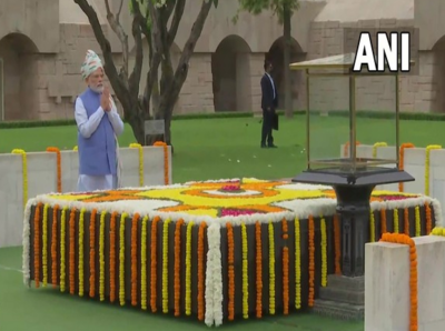 PM Modi pays tribute to Mahatma Gandhi at Rajghat on I-Day | India News ...