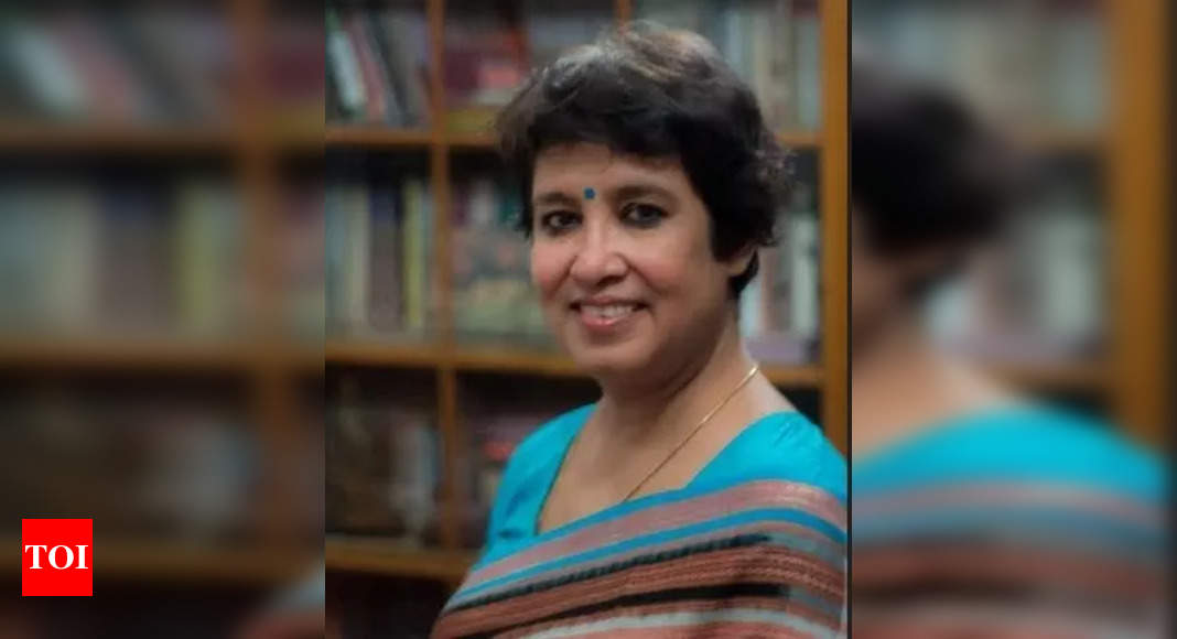 Taslima Nasrin, autore del Bangladesh, medico, femminista, umanista  secolare e attivista per i diritti umani rappresentano con il suo gatto. Lei  è noto per la sua scrittura sul Foto stock - Alamy