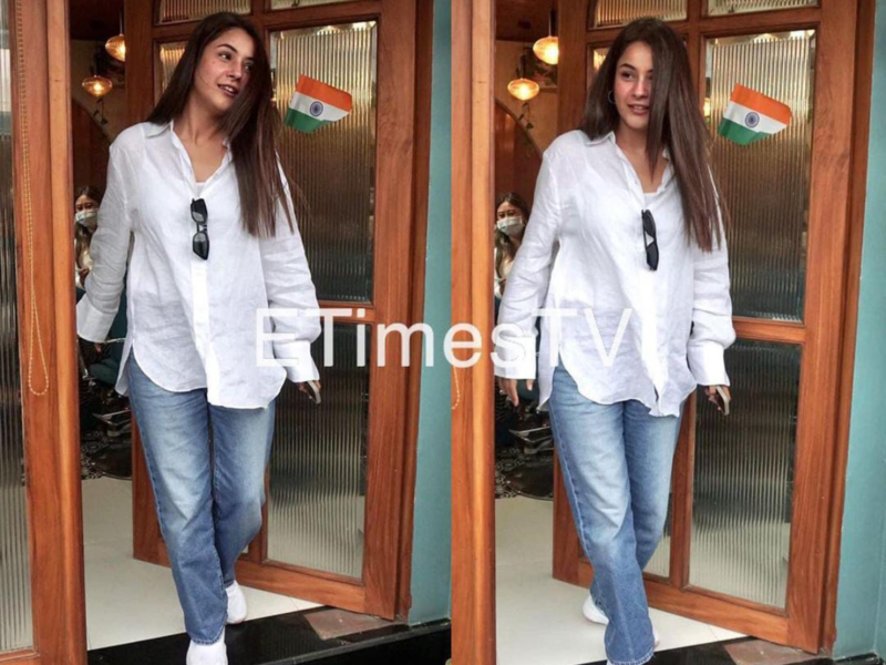 Watch: Shehnaaz Gill poses with tricolor flag and wishes fans a very happy Independence Day; clicked outside a salon in Juhu