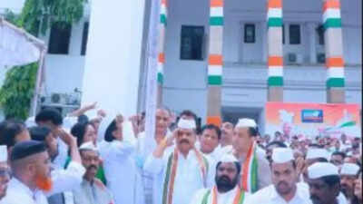 TPCC working president Mahesh Kumar Goud hoisted the national flag at Gandhi Bhavan on Monday. banner img