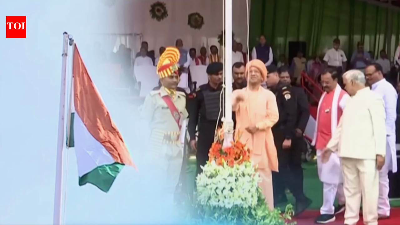 yogi adityanath: UP CM Yogi Adityanath hoists National Flag at Vidhan ...