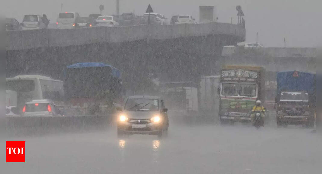 Heavy rain in parts of Mumbai, traffic affected | Mumbai News - Times ...
