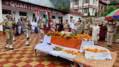 Floral tributes paid to cop killed in Srinagar encounter