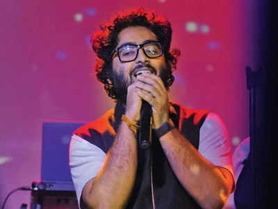 Watch: Arijit Singh wins over internet with his humble gesture, video goes viral