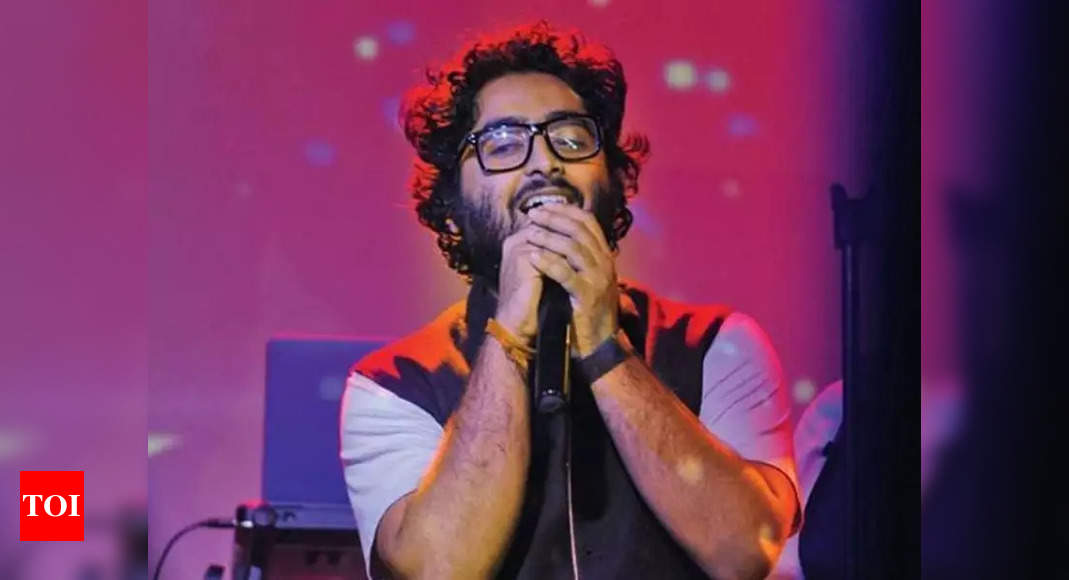 Watch: Arijit Singh wins over internet with his humble gesture, video ...