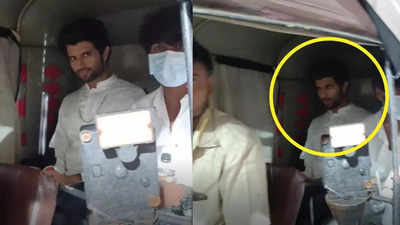 Vjay Deverakonda arrives at 'Liger' event in auto-rickshaw; netizens react!