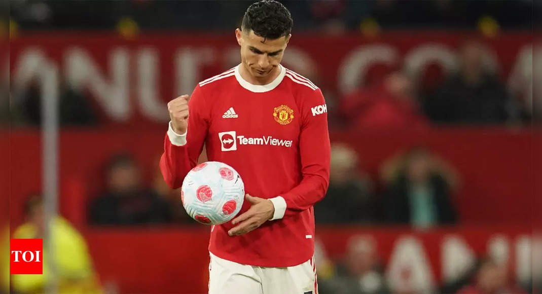 Ronaldo tries to force United's hand over new contract