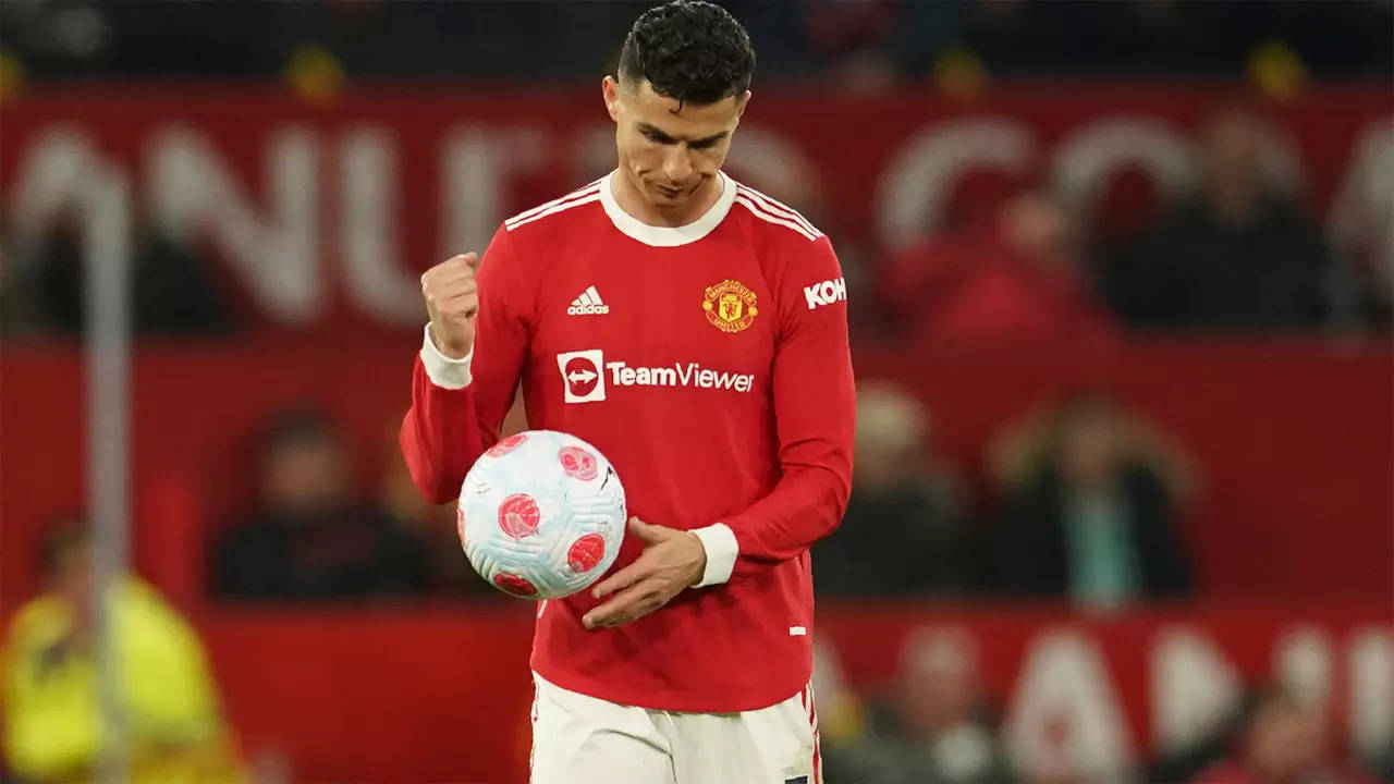 Ronaldo apologises after mobile phone incident following Man United loss