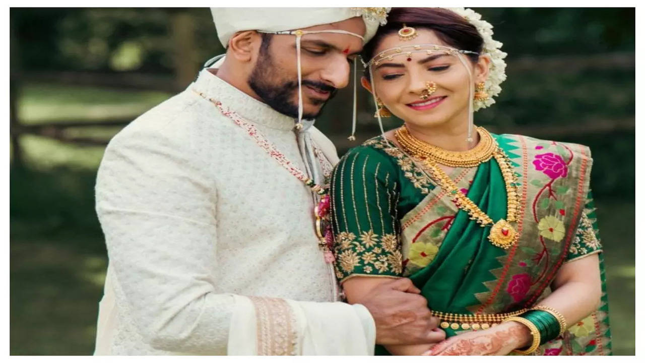 40+ Stylish Maharashtrian Bridal Looks That We Have A Crush On! | Marathi  bride, Indian wedding couple photography, Indian wedding photography poses
