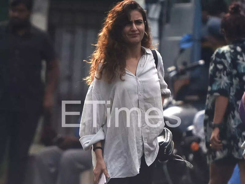 Fatima Sana Shaikh stops to meet Aamir Khan at film studio: Exclusive Pics | Hindi Movie News - Times of India Fatima Sana Shaikh stops to meet Aamir Khan at film studio: Exclusive Pics | Hindi Movie News - Times of India