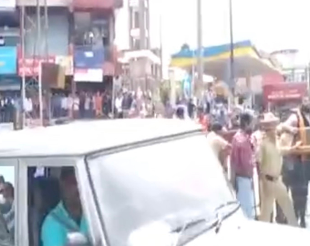 
Savarkar portrait row: Protesters throw eggs at Siddaramaiah’s car
