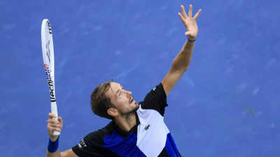 Daniil Medvedev reaches quarterfinals while Iga Swiatek sinks in Cincinnati