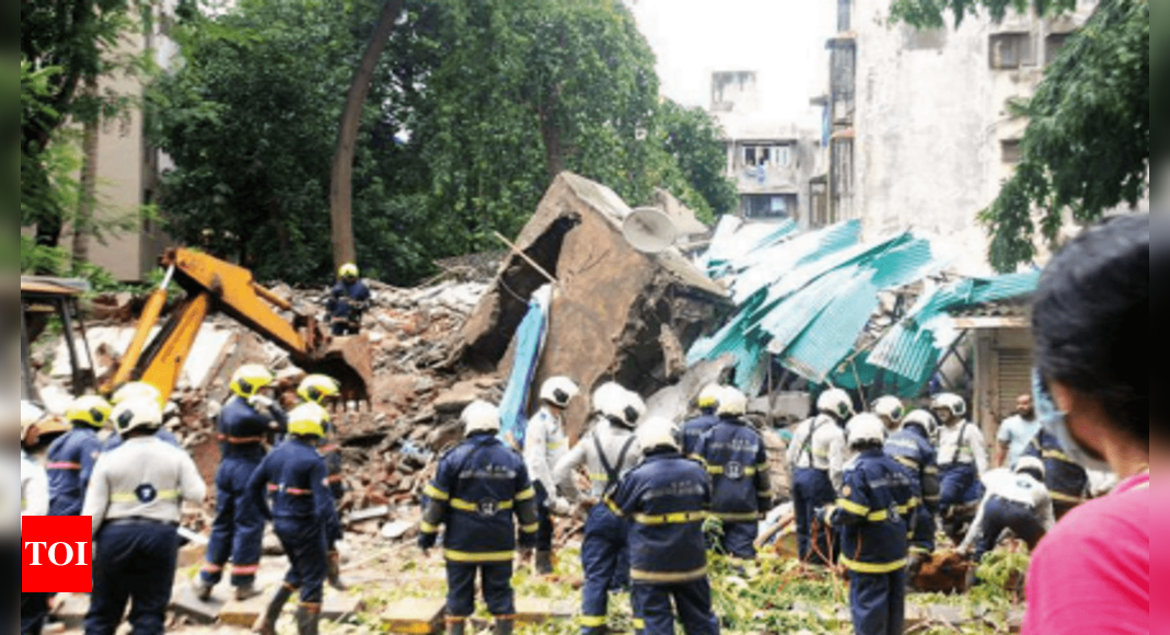 Mumbai: Dilapidated building crashes, no casualty | Mumbai News - Times ...